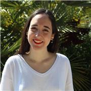 Profesora de Lengua Castellana y Literatura imparte clases a alumnos de todas las edades
